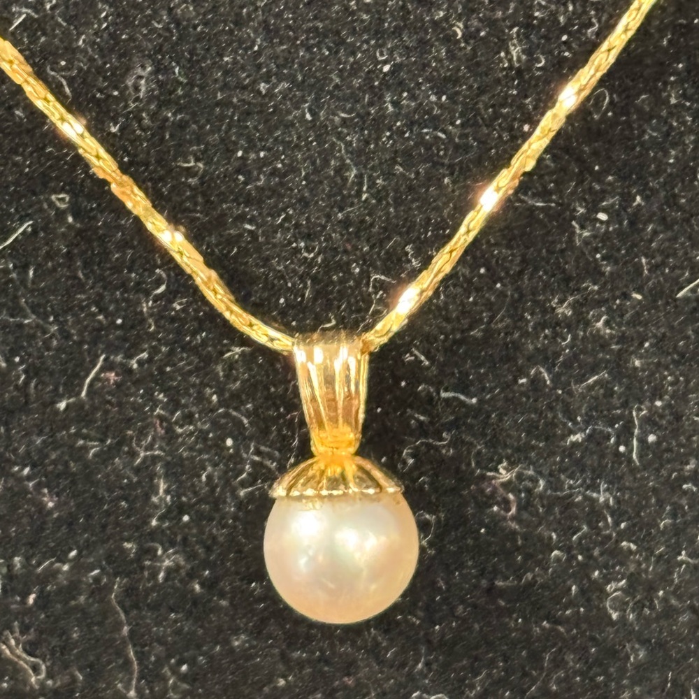 Elegant 14 k Gold and Pearl Pendant Necklace